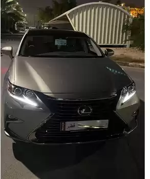 Utilisé Lexus ES À vendre au Doha #5363 - 1  image 